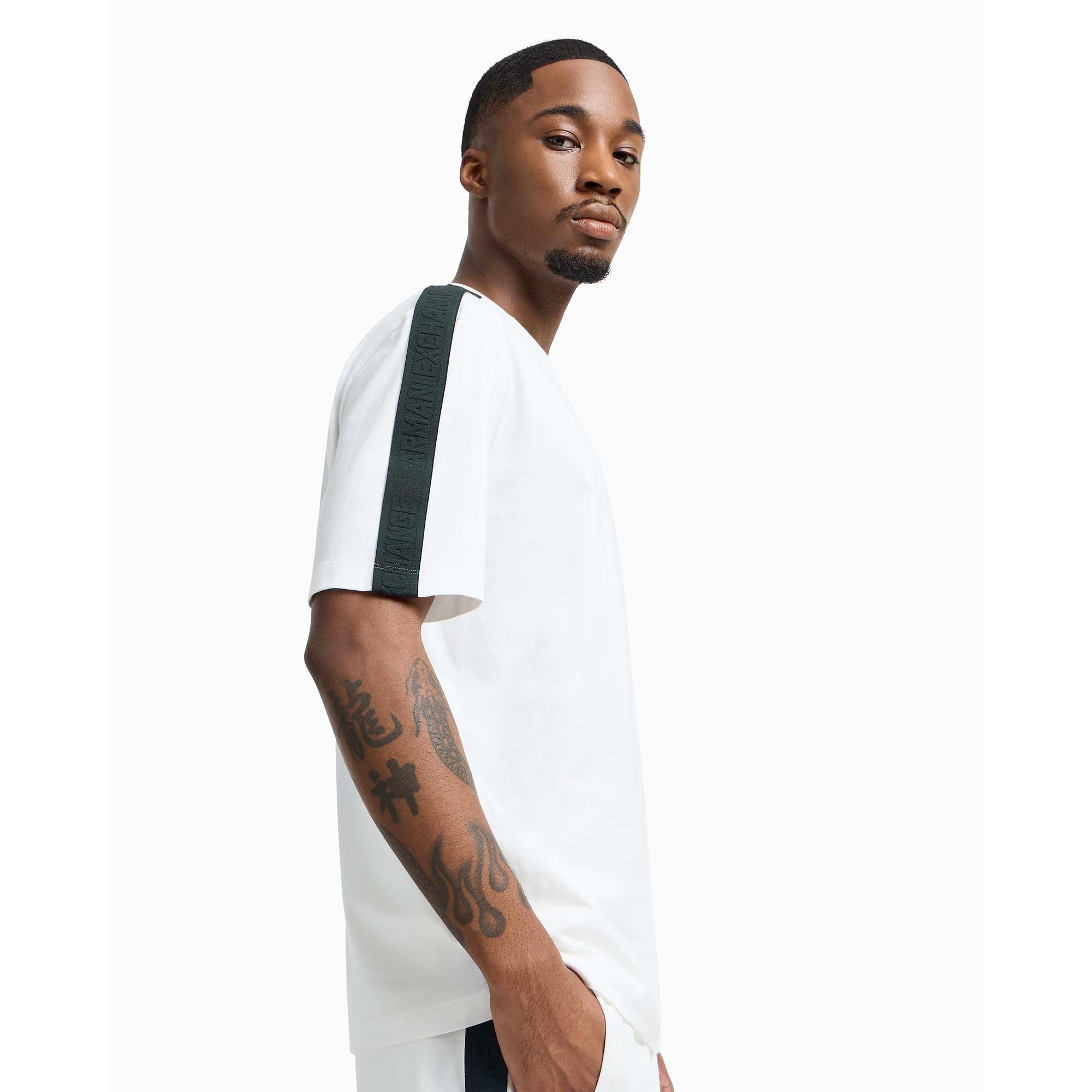 T-SHIRT_XM000322AF10361_U0009_Image_4