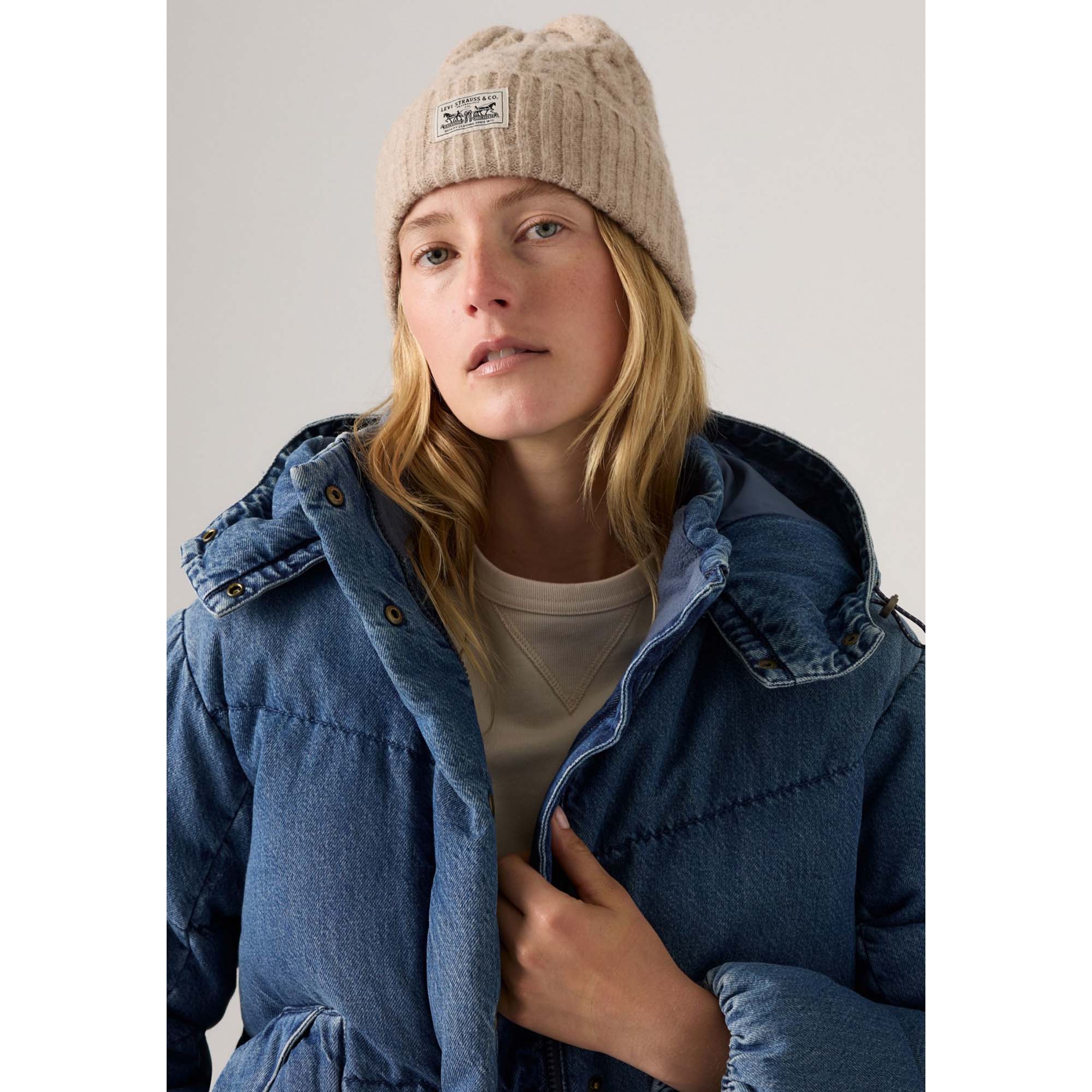 WOMENS_BACKPATCH_BEANIE_-_HOLIDAY_CABLE_004D4_0001_Image_2